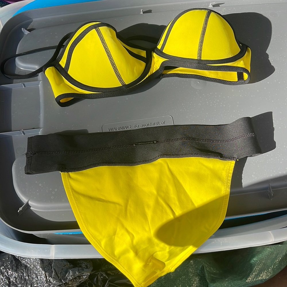 Kendall and Kylie, sexy bikini